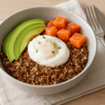 Bowl de quinoa con huevo, aguacate y salmón